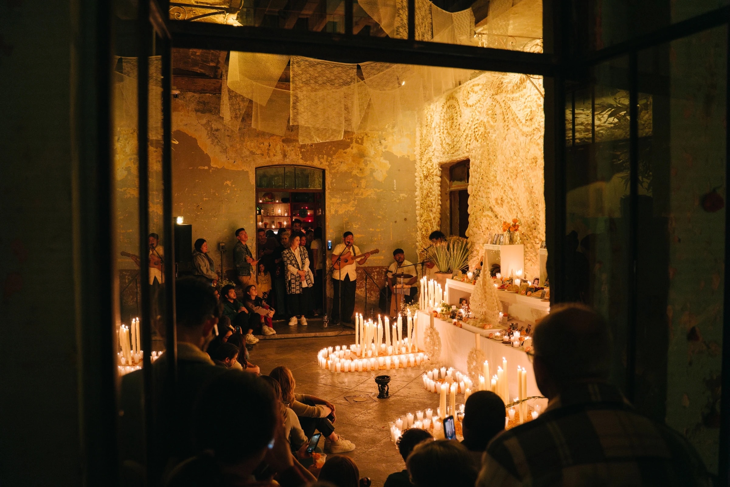Celebración comunitaria junto al altar