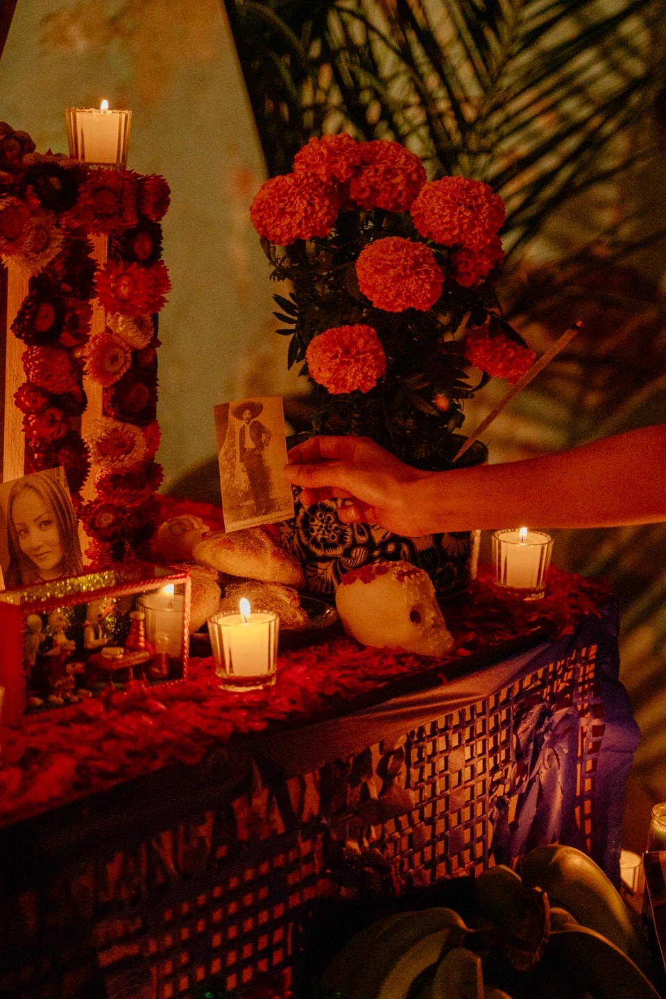 Flores y ofrenda en el altar
