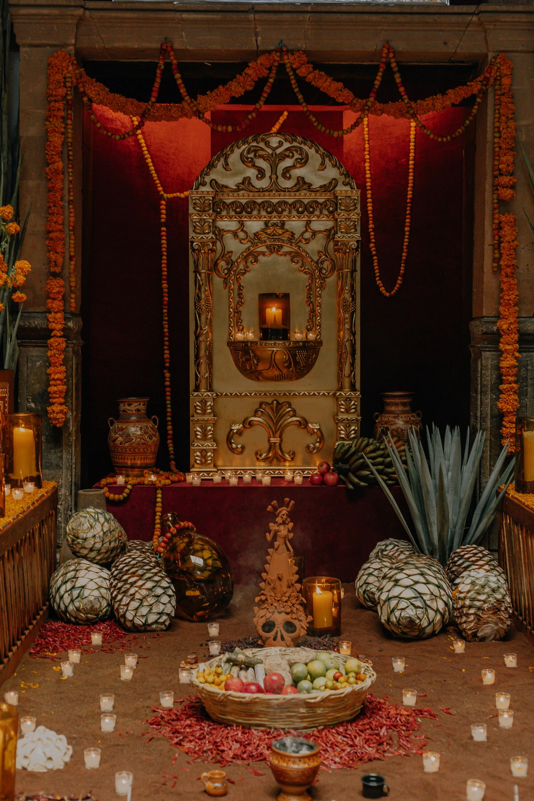 Altar iluminado durante la celebración