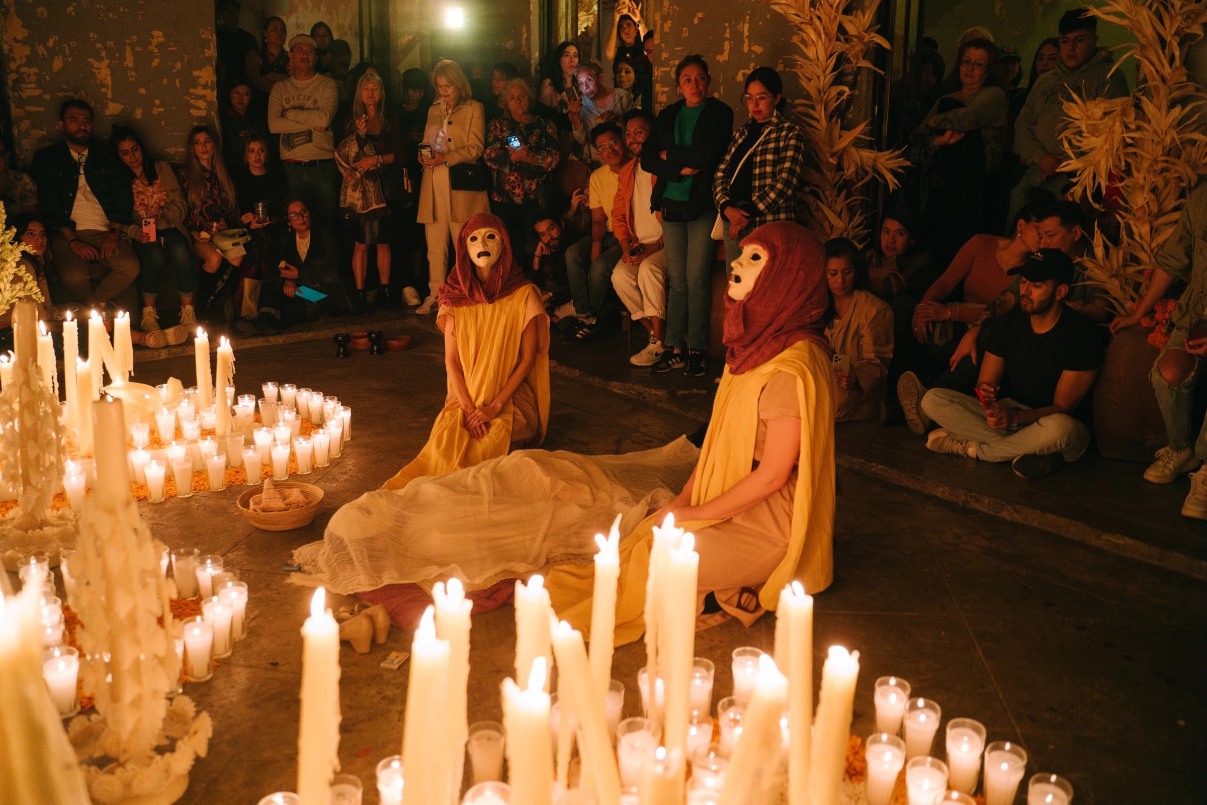 Participantes alrededor de un altar de velas
